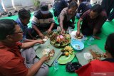 Anggota kelompok budidaya, pengolah, dan pemasar ikan melakukan makan bersama dengan menu olahan ikan di Ngasem, Kediri, Jawa Timur, Rabu (20/11/2019). Kegiatan makan olahan ikan bersama-sama sekaligus membagikan dua ribu ekor ikan cupang dan empat ribu ekor ikan komet tersebut diselenggarakan pemerintah daerah setempat guna memperingati Hari Ikan Nasional sekaligus kampanye gemar makan ikan kepada masyarakat. Antara Jatim/Prasetia Fauzani/zk.