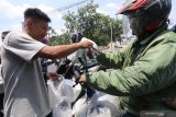 Anggota kelompok budidaya ikan membagikan ikan cupang kepada pengguna jalan di Ngasem, Kediri, Jawa Timur, Rabu (20/11/2019). Kegiatan makan olahan ikan bersama-sama sekaligus membagikan dua ribu ekor ikan cupang dan empat ribu ekor ikan komet tersebut diselenggarakan pemerintah daerah setempat guna memperingati Hari Ikan Nasional sekaligus kampanye gemar makan ikan kepada masyarakat. Antara Jatim/Prasetia Fauzani/zk.