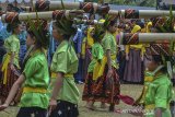 Penari mementaskan Tari Kele pada Ringkas Budaya Jabar Rengkuh Galuh di Halaman Astana Gede, Kawali, Kabupaten Ciamis, Jawa Barat, Rabu (20/11/2019).  ingkas Budaya Jawa Barat Rengkuh Galuh yang digelar oleh Dinas Pariwisata Pemprov Jabar merupakan platform gerakan kebudayaan, dengan tujuan menguatkan nilai budaya sunda yang tercermin dalam perilaku masyarakat Jabar sekaligus melestarikan kesenian dan menarik wisatawan. ANTARA FOTO/Adeng Bustomi/agr