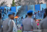 Suporter Persela (LA Mania) melakukan aksi bakar-bakar setelah eksekusi pinalti Pemain Persela, Alex Dos Santos digagalkan kiper Perseru Badak Lampung FC, Daryono dalam pertandingan Liga 1 2019 di Stadion Surajaya Lamongan, Jawa Timur, Rabu (20/11/2019). Dengan kemenangan 1-0 atas Perseru Badak Lampung FC, Persela Lamongan saat ini berada di peringkat 15 klasemen sementara Liga 1 2019 dengan 28 poin. Antara Jatim/Syaiful Arif/zk.