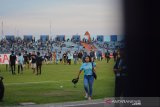 Suporter Persela (LA Mania) masuk ke dalam lapangan dalam pertandingan Liga 1 2019 Persela melawan Perseru Badak Lampung FC di Stadion Surajaya Lamongan, Jawa Timur, Rabu (20/11/2019). Dengan kemenangan 1-0 atas Perseru Badak Lampung FC, Persela Lamongan saat ini berada di peringkat 15 klasemen sementara Liga 1 2019 dengan 28 poin. Antara Jatim/Syaiful Arif/zk.