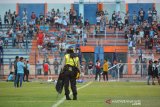 Suporter Persela  (LA Mania) masuk ke dalam lapangan dalam pertandingan Liga 1 2019 Persela melawan Perseru Badak Lampung FC di Stadion Surajaya Lamongan, Jawa Timur, Rabu (20/11/2019). Dengan kemenangan 1-0 atas Perseru Badak Lampung FC, Persela Lamongan saat ini berada di peringkat 15 klasemen sementara Liga 1 2019 dengan 28 poin. Antara Jatim/Syaiful Arif/zk.