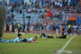 Suporter Persela (LA Mania) masuk ke dalam lapangan dalam pertandingan Liga 1 2019 Persela melawan Perseru Badak Lampung FC di Stadion Surajaya Lamongan, Jawa Timur, Rabu (20/11/2019). Dengan kemenangan 1-0 atas Perseru Badak Lampung FC, Persela Lamongan saat ini berada di peringkat 15 klasemen sementara Liga 1 2019 dengan 28 poin. Antara Jatim/Syaiful Arif/zk.