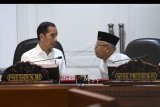 Presiden Joko Widodo (kiri) berbincang dengan Wakil Presiden Ma'ruf Amin sebelum memimpin rapat kabinet terbatas di Kantor Presiden Jakarta, Kamis (21/11/2019). Ratas tersebut membahas pengembangan destinasi prioritas pariwisata untuk meningkatkan devisa dan mendorong pertumbuhan ekonomi. ANTARA FOTO/Wahyu Putro A/nym.