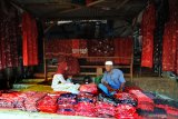 Pedagang menunggui batik dagangannya di Pasar 17 Agustus, Pamekasan, Jawa Timur, Kamis (21/11/2019). Beberapa waktu lalu, Kementerian Perindustrian mengukuhkan Pasar Batik 17 Agustus Pamekasan sebagai pasar batik tulis tradisional terbesar di Indonesia. Antara Jatim/Saiful Bahri/zk