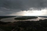 Awan tebal menaungi langit di sebagian wilayah Muarojambi, Jambi, Rabu (20/11/2019). BPBD Provinsi Jambi meminta instansi terkait di tingkat kota/kabupaten setempat, utamanya daerah alur Sungai Batanghari untuk bersiap mengantisipasi ancaman bencana banjir yang biasa terjadi saat memasuki musim hujan. ANTARA FOTO/Wahdi Septiawan/foc.