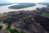 Foto udara tempat penumpukan sementara batu bara yang dilakukan secara terbuka di tepi Sungai Batanghari, Muarojambi, Jambi, Rabu (20/11/2019). Warga setempat mengeluhkan terpaan debu akibat aktivitas penumpukan batu bara yang dilakukan secara terbuka di tepi sungai yang terbang terbawa angin hingga ke permukiman. ANTARA FOTO/Wahdi Septiawan/pras.