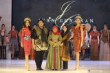 Gubernur Jawa Timur Khofifah Indar Parawansa (tengah) didampingi Ketua Dekranasda Jawa Timur Arumi Bachsin (kedua kanan) berfoto bersama desainer Ivan Gunawan (kedua kiri) dan sejumlah model saat East Java Fashion Harmony 2019 di Surabaya, Jawa Timur, Kamis (21/11/2019). Kegiatan East Java Fashion Harmony 2019 tersebut bertujuan untuk memperkenalkan 38 jenis batik yang berasal dari tiap Kota dan Kabupaten di Jawa Timur. Antara Jatim/Moch Asim/zk.