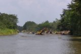 Sejumlah penambang ilegal di bantaran Sungai Brantas gunakan alat berat