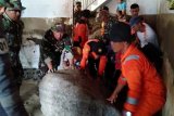 Personel gabungan bantu bersihkan kotoran sisa banjir di Agam