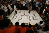 Peserta mengadu kecepatan robotnya dalam melintasi garis saat mengikuti International Robotics Competition 2019 kategori 