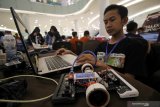 Peserta memprogram robotnya agar dapat melintasi garis saat mengikuti International Robotics Competition 2019 kategori 