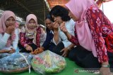 Umat lintas agama makan bersama dalam festival kenduri 5 ribu layah di lapangan Kelurahan Surodinawan, Kecamatan Prajuritkulon, Kota Mojokerto, Jawa Timur, Jumat  (22/11/2019). Kenduri 5.000 layah atau cobek tersebut dalam rangkah peringatan Maulid Nabi Muhammad. Antara Jatim/Syaiful Arif/zk