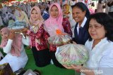 Umat lintas agama makan bersama dalam festival kenduri 5 ribu layah di lapangan Kelurahan Surodinawan, Kecamatan Prajuritkulon, Kota Mojokerto, Jawa Timur, Jumat  (22/11/2019). Kenduri 5.000 layah atau cobek tersebut dalam rangkah peringatan Maulid Nabi Muhammad. Antara Jatim/Syaiful Arif/zk