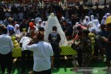 Warga mengambil tumpeng dalam festival kenduri 5 ribu layah di lapangan Kelurahan Surodinawan, Kecamatan Prajuritkulon, Kota Mojokerto, Jawa Timur, Jumat  (22/11/2019). Kenduri 5.000 layah atau cobek tersebut dalam rangkah peringatan Maulid Nabi Muhammad. Antara Jatim/Syaiful Arif/zk