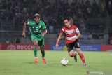 Pesepak bola Madura United (MU) Slamet Nurcahyo (kanan) menggiring bola dibayangi pesepak bola Bhayangkara Fc Bruno Matos  (kiri) dalam laga Shopee Liga 1 di Stadion Gelora Bangkalan (SGB) Bangkalan, Jawa Timur, Jumat (22/11/2019). Bhayangkara FC memenangi pertandingan tersebut dengan skor 2-1. Antara Jatim/Saiful Bahri/zk.