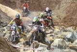 Sejumlah crosser melewati jalur rintangan berbatu saat Uncle Signature Race kelas Kiram Knight dan Wariorr dalam acara Uncle Hard South Borneo Enduro 2019 di Kiram Park, Kabupaten Banjar, Kalimantan Selatan, Sabtu (23/11/2019). Uncle Hard South Bormeo Enduro 2019 mempertandingkan sejumlah kelas tingkat Nasional maupun Internasional yang berlangsung dari 22 - 24 Nopember 2019 di Kiram Park. Foto Antaranews Kalsel/Bayu Pratama S.