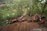 Sejumlah crosser terjatuh di jalur rintangan puncak perahu saat Uncle Signature Race kelas Kiram Knight dan Wariorr dalam acara Uncle Hard South Borneo Enduro 2019 di Kiram Park, Kabupaten Banjar, Kalimantan Selatan, Sabtu (23/11/2019). Uncle Hard South Bormeo Enduro 2019 mempertandingkan sejumlah kelas tingkat Nasional maupun Internasional yang berlangsung dari 22 - 24 Nopember 2019 di Kiram Park. Foto Antaranews Kalsel/Bayu Pratama S.