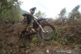 Crosser asal Afrika Selatan Wade Young melintasi jalur lembah hitam saat Uncle Signature Race kelas South Borneo International dalam acara Uncle Hard South Borneo Enduro 2019 di Kiram Park, Kabupaten Banjar, Kalimantan Selatan, Sabtu (23/11/2019). Uncle Signature Race Kelas South Borneo International tersebut dimenangkan crosser asal Afrika Selatan Wade Young dengan catatan waktu 1 jam 58 menit 0,4 detik dan urutan kedua crosser asal Inggris Graham Jarvis dengan catatan waktu 2 jam 13 menit 45 detik. Foto Antaranews Kalsel/Bayu Pratama S.