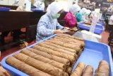 Pekerja melakukan proses pembuatan cerutu saat peresmian PT Boss Image Nusantara (BIN) Cigar Factory di Desa Jubung, Sukorambi, Jember, Jawa Timur, Sabtu (23/11/2019). BIN mengenalkan brand Jember Kota Cerutu sekaligus destinasi wisata cerutu sebab tembakau dan cerutu merupakan ikon Kabupaten Jember.  Antara Jatim/Seno/zk.