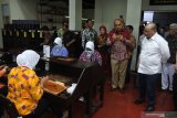 Ketua Dewan Perwakilan Daerah La Nyalla M. Mattalitti (kanan), Komisaris PT Boss Image Nusantara (BIN) Febrian Kahar (kedua kanan), melihat proses pembuatan cerutu saat peresmian PT BIN Cigar Factory di Desa Jubung, Sukorambi, Jember, Jawa Timur, Sabtu (23/11/2019). BIN mengenalkan brand Jember Kota Cerutu sekaligus destinasi wisata cerutu sebab tembakau dan cerutu merupakan ikon Kabupaten Jember.  Antara Jatim/Seno/zk.