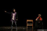 Putu Wijaya (kanan) dan pelakon lainnya dari Teater Mandiri memainkan salah satu adegan saat pementasan teater berjudul 