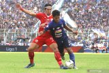 Pesepak bola  Arema FC , M Nashir (kanan) berebut bola dengan pesepak bola Persija Jakarta, Ryuji Utomi (kiri) dalam lanjutan Liga 1 di Stadion Kanjuruhan, Malang, Sabtu (23/11/2019). Persija Jakarta menahan imbang Arema FC dengan skor akhir 1-1. Antara Jatim/H Prabowo/zk.