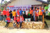 Anggota Korpri Biak Numfor cat rumah warga sepanjang pinggiran pantai Fandoi