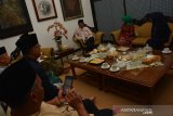 Menteri Koordinator Bidang Politik, Hukum dan Keamanan (Menkopolhukam) Mahfud MD (tiga kanan) silaturrahmi dengan keluarga Pondok Pesantren Tebuireng Jombang, Jawa Timur, Sabtu (23/11/2019). Selain ziarah mantan menteri pertahanan di era Gus Dur ini juga silaturrahmi dengan pengasuh Ponpes Tebuireng, selanjutnya Mahfud MD akan menghadiri acara di Batu. Antara Jatim/Syaiful Arif/zk.