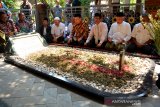 Menteri Koordinator Bidang Politik, Hukum dan Keamanan (Menkopolhukam) Mahfud MD (tengah) didampingi Wakil Pengasuh Pesantren Tebuireng, KH Abdul Hakim Mahfudz (dua kanan) saat ziarah makam Presiden RI ke 4 Abdurrahman Wahid atau Gus Dur di Pondok Pesantren Tebuireng Jombang, Jawa Timur, Sabtu (23/11/2019). Selain ziarah mantan menteri pertahanan di era Gus Dur ini juga silaturrahmi dengan pengasuh Ponpes Tebuireng, selanjutnya Mahfud MD akan menghadiri acara di Batu. Antara Jatim/Syaiful Arif/zk.