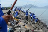 Peserta mengikuti lomba memancing pada event Banda Aceh Fishing Turnament 2019 di kawasan wisata Kampung Jawa, Banda Aceh, Aceh, Minggu (24/11/2019). Banda Aceh Fishing Turnamen 2019 diikuti sebanyak 1.024 peserta dari kelas tradisional dan profesional seluruh kabupaten/kota se Aceh itu, merupakan agenda tahunan dalam memajukan sektor wisata bahari dan sekaligus gerakan cinta laut bebas dari sampah plastik. Antara Aceh/Ampelsa.