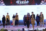 Sejumlah siswa Desainer berjalan bersama Model memperagakan busana batik pada acara Banyuwangi Batik Festival di Taman Blambangan, Banyuwangi, Jawa Timur, Sabtu (23/11/2019) malam. Pagelaran busana batik Banyuwangi dengan tema Blarak Sempal tersebut, menampilkan karya desainer lokal dan nasional guna meningkatkan tren busana batik. Antara Jatim/Budi Candra Setya/zk.