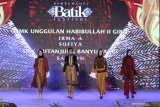 Model memperagakan busana batik pada acara Banyuwangi Batik Festival di Taman Blambangan, Banyuwangi, Jawa Timur, Sabtu (23/11/2019) malam. Pagelaran busana batik Banyuwangi dengan tema Blarak Sempal tersebut, menampilkan karya desainer lokal dan nasional guna meningkatkan tren busana batik. Antara Jatim/Budi Candra Setya/zk.