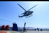 Helikopter TNI AL mengevakuasi korban kecelakaan laut saat latihan SAR Pencarian dan Penyelamatan di Selat Bali, Banyuwangi Jawa Timur, Minggu (24/11/2019). Latihan SAR yang digelar TNI AL melibatkan Polairud, Basarnas dan keamanan Pelabuhan Ketapang itu untuk meningkatkan kemampuan dan profesionalitas unsur-unsur SAR di Selat Bali. ANTARA FOTO/Budi Candra Setya/nym.