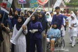 Sejumlah peserta mengikuti Jalan Sehat saat peringatan Hari Kesehatan Nasional ke-55 di Siring Tugu 0 Km Banjarmasin, Kalimantan Selatan, Minggu (24/11/2019). Hari Kesehatan Nasional ke-55 tahun 2019 di Kalsel diisi berbagai kegiatan seperti aksi Cuci Tangan yang diikuti oleh ratusan siswa SMP di Banjarmasin, Jalan Sehat dan pemecahan rekor MURI pembagian sayuran dan buah dari jukung. Foto Antaranews Kalsel/Bayu Pratama S.