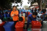 Sejumlah siswa mengikuti aksi cuci tangan saat peringatan Hari Kesehatan Nasional ke-55 di Siring Tugu 0 Km Banjarmasin, Kalimantan Selatan, Minggu (24/11/2019). Hari Kesehatan Nasional ke-55 tahun 2019 di Kalsel diisi berbagai kegiatan seperti aksi Cuci Tangan yang diikuti oleh ratusan siswa SMP di Banjarmasin, Jalan Sehat dan pemecahan rekor MURI pembagian sayuran dan buah dari jukung. Foto Antaranews Kalsel/Bayu Pratama S.