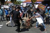 Warga yang tergabung dalam Aliansi Aktivis Jember melakukan aksi pemakzulan Bupati Jember Faida di DPRD Jember, Jawa Timur, Senin (25/11/2019). Mereka menuntut anggota DPRD Jember untuk menyatakan pendapat pemakzulan Bupati karena berdasarkan putusan Komisi Aparatur Sipil Negara (KASN) dan surat Menteri Dalam Negeri yang berisi tentang pelanggaran sistem penataan Aparatur Sipil Negara (ASN) yang dilakukan oleh Bupati Jember Faida. Antara Jatim/Seno/zk