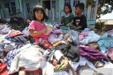 Anak-anak memilih pakaian layak pakai di desa Sungai Bali, Kecamatan Pulau Sebuku, Kabupaten Kotabaru, Kalimantan Selatan, Senin (25/11/2019). Bantuan logistik berupa beras, makanan instan dan pakaian layak pakai dari berbagai instansi baik pemerintah daerah maupun perusahaan serta relawan terus mengalir untuk meringankan korban kebakaran di desa Sungai Bali Kecamatan Pulau Sebuku. Foto Antaranews Kalsel/Bayu Pratama S.