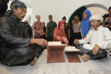 Wali Kota Surabaya Tri Rismaharini (tengah) mengamati koleksi Museum Pendidikan di Jalan Genteng Kali, Surabaya, Jawa Timur, Senin (25/11/2019). Museum yang berdiri di bekas bangunan Sekolah Taman Siswa dan menyimpan benda bersejarah tentang pendidikan dari masa ke masa itu diresmikan oleh Wali Kota Surabaya Tri Rismaharini tepat di Hari Guru yang jatuh pada hari ini. Antara Jatim/Didik S/ZK