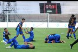 Sejumlah pesepak bola Persiraja meluapkan kegembiraan usai mengalahkan Sriwijaya FC saat pertandingan perebutan tempat ketiga Liga 2 2019 di Stadion Kapten I Wayan Dipta, Gianyar, Bali, Senin (25/11/2019). Persiraja berhasil menduduki peringkat ketiga Liga 2 2019 sekaligus memastikan tiket promosi ke Liga 1 usai mengalahkan Sriwijaya FC dengan skor 1-0. ANTARA FOTO/Fikri Yusuf/nym.