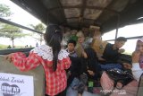 Bantuan untuk korban kebakaran menunggu di dermaga penyebrangan Teluk Gosong, Kabupaten Kotabaru, Kalimantan Selatan, Senin (25/11/2019). Bantuan berupa logistik, medis serta relawan mulai berdatangan untuk membantu korban pasca kebakaran yang menghanguskan 200 rumah di desa Sungai Bali. Foto Antaranews Kalsel/Bayu Pratama S.