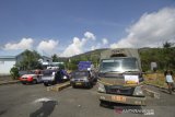 Sejumlah mobil dan truk membawa Bantuan untuk korban kebakaran menunggu kapal ferry di dermaga penyebrangan Teluk Gosong, Kabupaten Kotabaru, Kalimantan Selatan, Senin (25/11/2019). Bantuan berupa logistik, medis serta relawan mulai berdatangan untuk membantu korban pasca kebakaran yang menghanguskan 200 rumah di desa Sungai Bali. Foto Antaranews Kalsel/Bayu Pratama S.