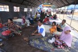 Warga mengungsi di tenda darurat pasca kebakaran yang melanda desa Sungai Bali, Kecamatan Pulau Sabuku, Kabupaten Kotabaru, Kalimantan Selatan, Senin (25/11/2019). Pasca kebakaran yang melanda kawasan tersebut pada Sabtu (23/11/2019) malam, sebanyak 104 Kepala Keluarga, 750 jiwa mengungsi di rumah tetangga dan tenda darurat akibat kehilangan tempat tinggal. Foto Antaranews Kalsel/Bayu Pratama S.