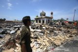 Suasana desa Sungai Bali yang luluh lantak akibat kebakaran di desa Sungai Bali, Kecamatan Pulau Sebuku, Kabupaten Kotabaru, Kalimantan Selatan, Senin (25/11/2019). Kebakaran yang terjadi pada Sabtu (23/11/2019) malam tersebut menghanguskan 200 rumah, dua los pasar, satu buah kantor Polsek, lima pintu Asrama Polisi dan satu Mushala, mengakibatkan 750 jiwa mengungsi. Foto Antaranews Kalsel/Bayu Pratama S.