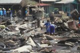 Anak-anak bermain di puing-puing rumah yang hangus terbakar di desa Sungai Bali, Kecamatan Pulau Sebuku, Kabupaten Kotabaru, Kalimantan Selatan, Senin (25/11/2019). Kebakaran yang terjadi pada Sabtu (23/11/2019) malam tersebut menghanguskan 200 rumah, dua los pasar, satu buah kantor Polsek, lima pintu Asrama Polisi dan satu Mushala, mengakibatkan 750 jiwa mengungsi. Foto Antaranews Kalsel/Bayu Pratama S.