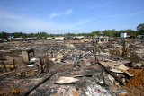 Suasana desa Sungai Bali yang luluh lantak akibat kebakaran di desa Sungai Bali, Kecamatan Pulau Sebuku, Kabupaten Kotabaru, Kalimantan Selatan, Senin (25/11/2019). Kebakaran yang terjadi pada Sabtu (23/11/2019) malam tersebut menghanguskan 200 rumah, dua los pasar, satu buah kantor Polsek, lima pintu Asrama Polisi dan satu Mushala, mengakibatkan 750 jiwa mengungsi. Foto Antaranews Kalsel/Bayu Pratama S.