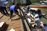 Warga bersama relawan memindahkan logistik bantuan dari perahu bermesin di dermaga desa Sungai Bali, Kecamatan Pulau Sebuku, Kabupaten Kotabaru, Kalimantan Selatan, Senin (25/11/2019). Bantuan logistik berupa beras, makanan instan dan pakaian layak pakai dari berbagai instansi baik pemerintah daerah maupun perusahaan serta relawan terus mengalir untuk meringankan korban kebakaran di desa Sungai Bali Kecamatan Pulau Sebuku. Foto Antaranews Kalsel/Bayu Pratama S.