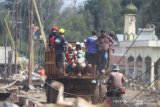 Warga bersama relawan membawa logistik bantuan di dermaga desa Sungai Bali, Kecamatan Pulau Sebuku, Kabupaten Kotabaru, Kalimantan Selatan, Senin (25/11/2019). Bantuan logistik berupa beras, makanan instan dan pakaian layak pakai dari berbagai instansi baik pemerintah daerah maupun perusahaan serta relawan terus mengalir untuk meringankan korban kebakaran di desa Sungai Bali Kecamatan Pulau Sebuku. ANTARA FOTO/Bayu Pratama S.