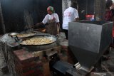 Pekerja menggoreng tahu di salah satu pabrik tahu di Tropodo, Krian, Sidoarjo, Jawa Timur, Selasa (26/11/2019). Warga yang mempunyai usaha tahu di desa Tropodo Krian mendeklarasikan diri dengan tidak lagi menggunakan sampah plastik sebagai bahan baku produksi tahu demi menciptakan lingkungan yang bersih dari Polusi. Antara Jatim/Umarul Faruq/zk
