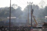 Sejumlah petugas menyelesaikan pemasangan jaringan yang menyuplai tenaga listrik di desa Sungai Bali, Kecamatan Pulau Sebuku, Kabupaten Kotabaru, Kalimantan Selatan, Selasa (26/11/2019). Pasca kebakaran yang melanda desa Sungai Bali PT Perusahaan Listrik Negara (Persero) wilayah Kaimantan Selatan dan Kalimantan Tengah (Kalsel-Teng) melakukan upaya pemulihan jaringan listrik untuk menyuplai tenaga listrik di kawasan tersebut. Foto Antaranew Kalsel/Bayu Pratama S.